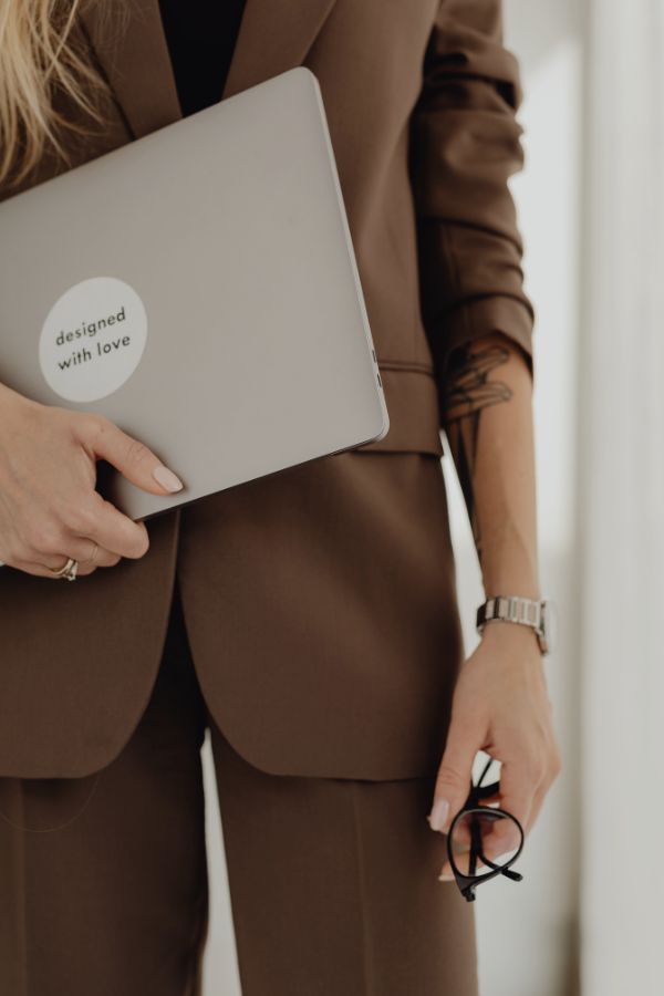 kvinna-med-laptop-under-armen