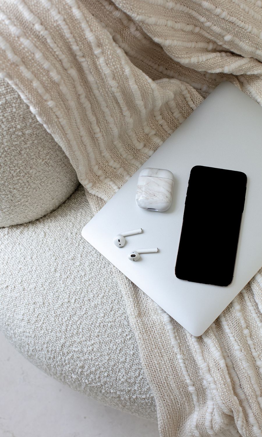laptop earpods iphone